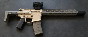 Seedream-5-PRO_1K_Q-HONEY-BADGER_dark_anthracite_concrete_right.webp